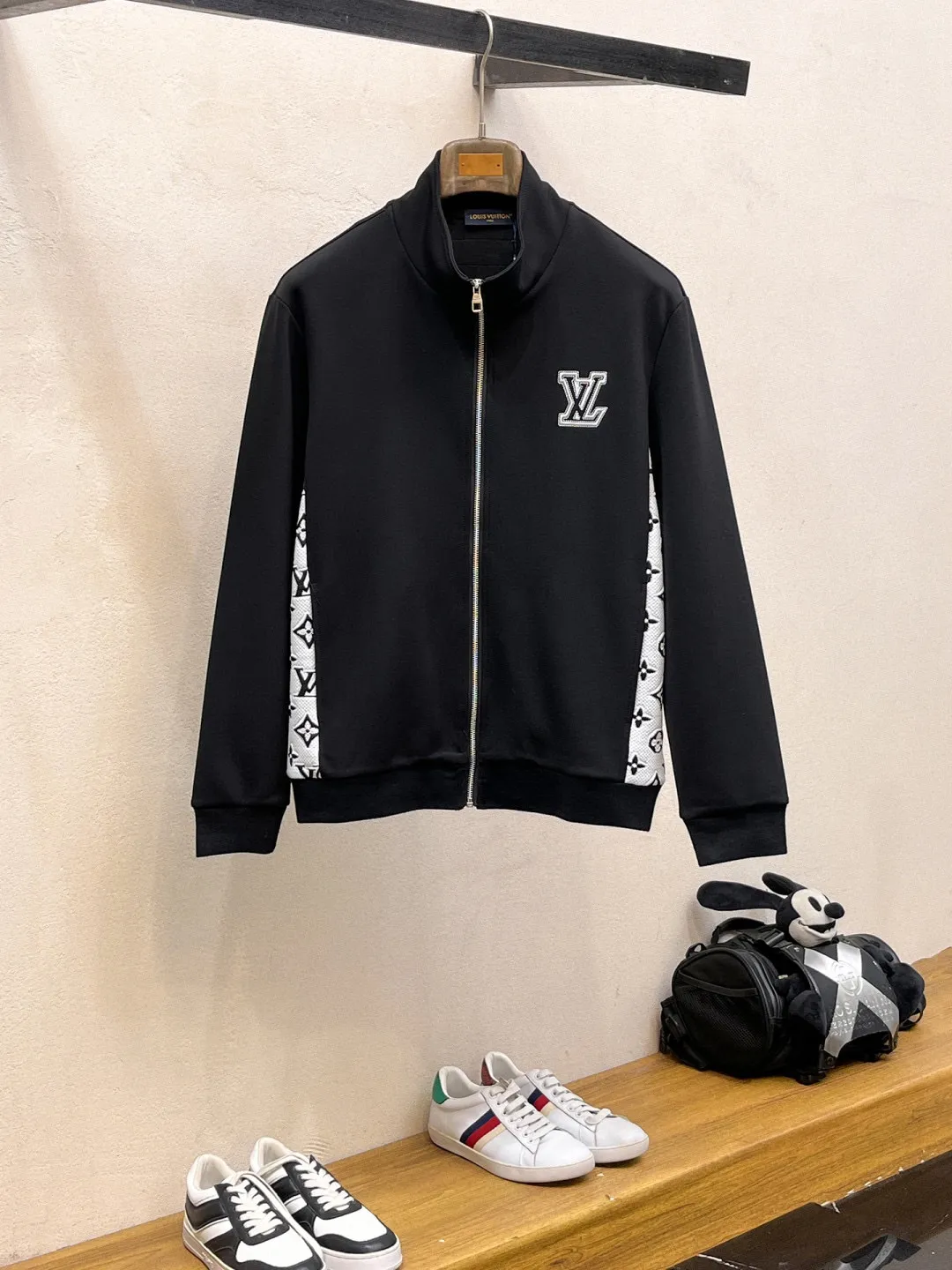 🅿️720 [LV Louis Vuitton] hot-selling suit is coming. Focus on the original version of the official website. 2025 new hot-selling cardigan and sweatshirt suit. The original order is the best. 🇭🇰The meticulous work of top designers. It has a fitting and perfect upper body effect. All-natural high-quality Tencel Roman cotton 100%, close-fitting comfort, noble and elegant! Original hardware embodies elegance and nobility! Counter size: M-3XL (maximum wear up to 190 pounds)